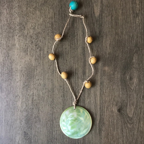 Hand Crafted Other - Handmade hemp string and shell pendant choker